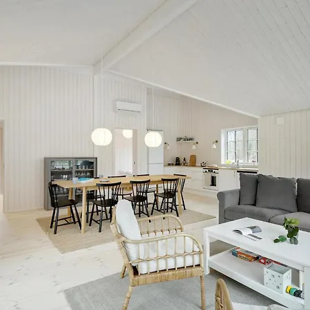 3 Bedroom Lovely In Aakirkeby 別荘 *