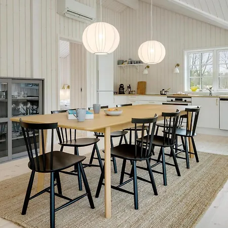 別荘 3 Bedroom Lovely In Aakirkeby *