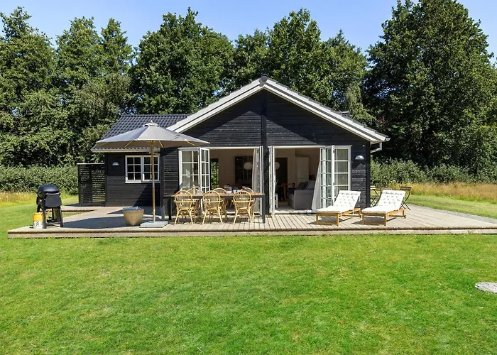3 Bedroom Lovely In Aakirkeby Hébergement de vacances Vester Somarken